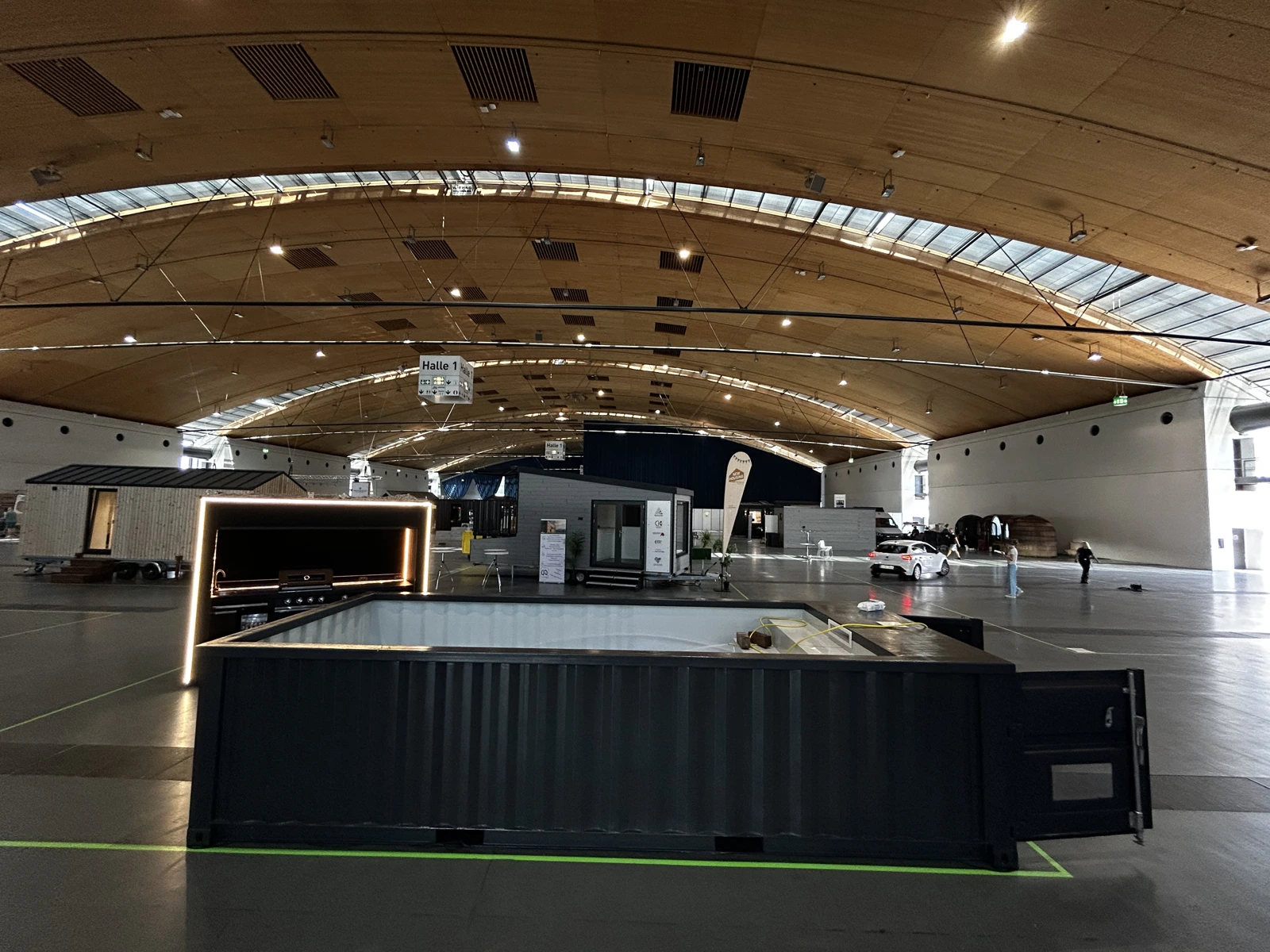 Pool and outdoor kitchen at the stand