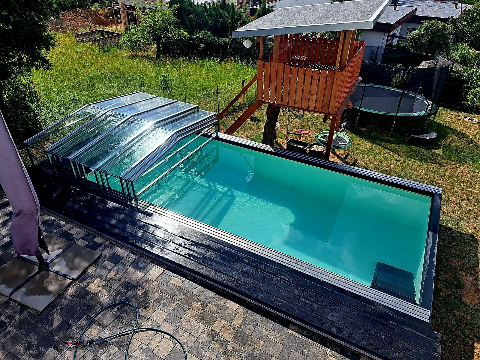 Fertiger Pool mit Überdachung im Garten