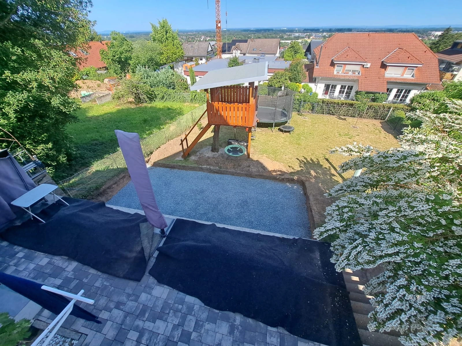 Fertiger Pool mit Überdachung im Garten