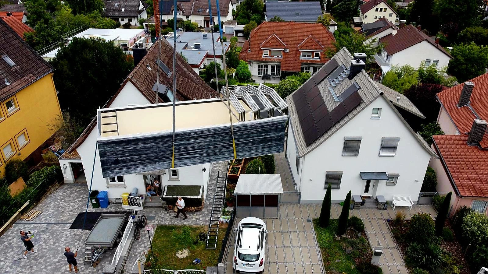 Poolmodul bei der Krananlieferung über das Haus