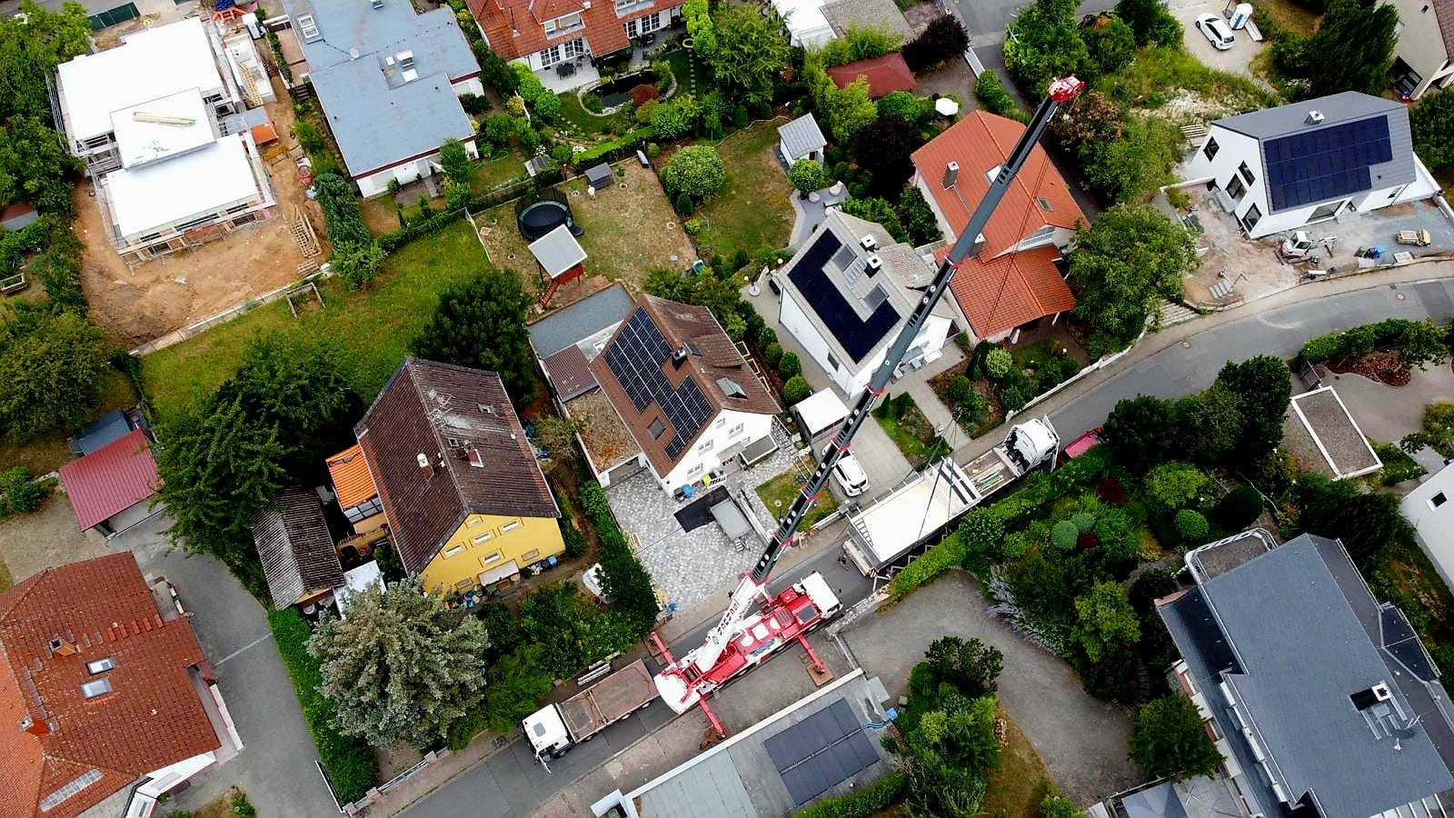 Poolmodul bei der Krananlieferung über das Haus
