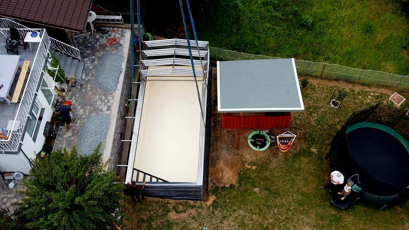 Poolmodul bei der Krananlieferung über das Haus