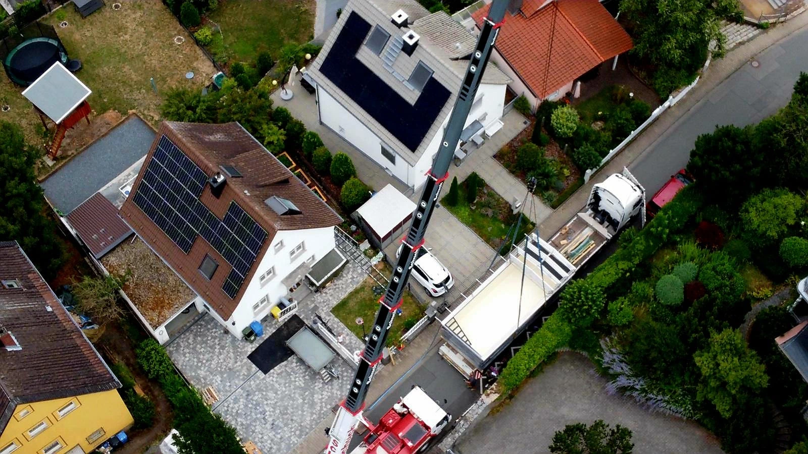Poolmodul bei der Krananlieferung über das Haus