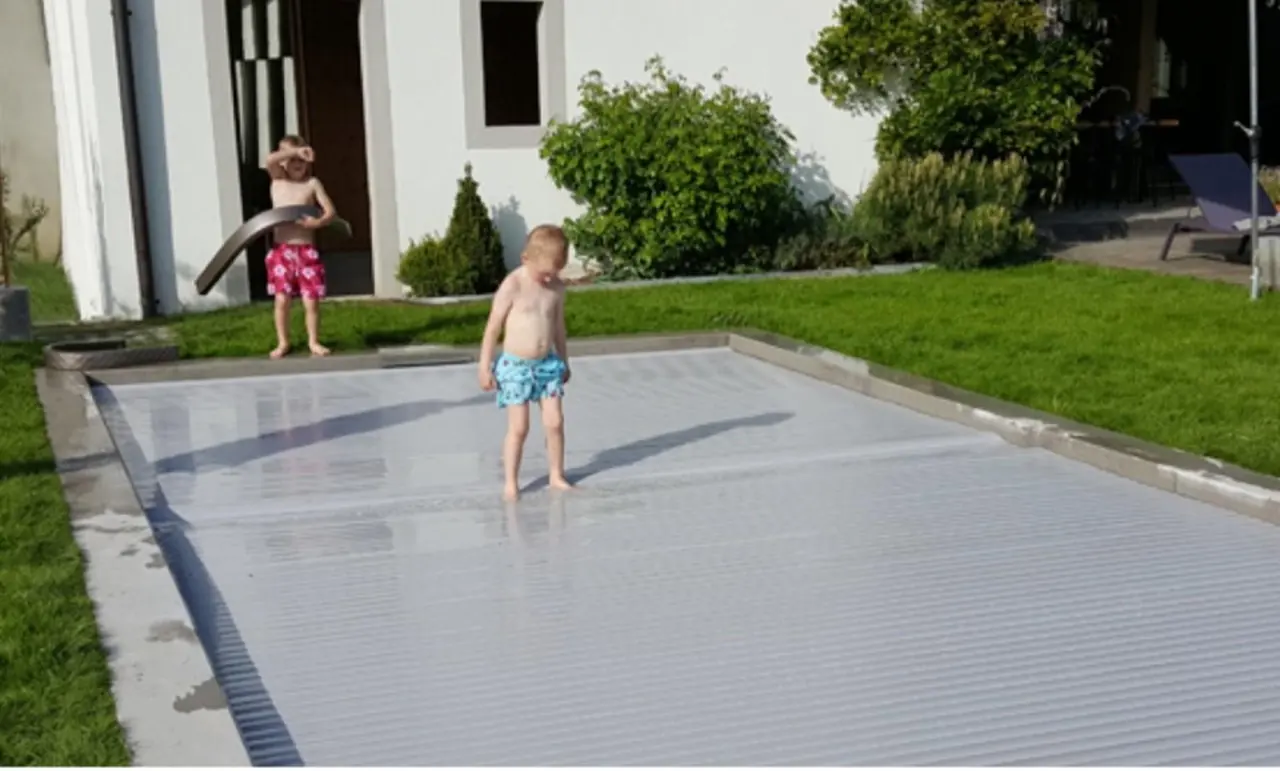 Supplied product photo of a closed pool cover – No1Pool