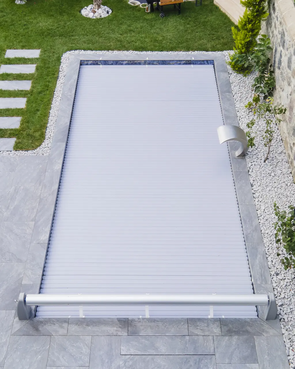 Slatted cover and roller mechanism from above – No1Pool