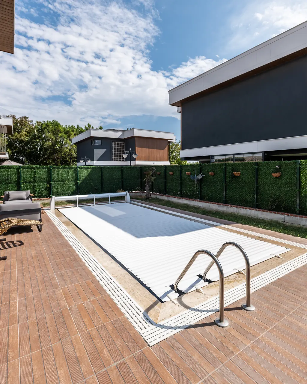 Light-coloured pool cover with access at the side – No1Pool
