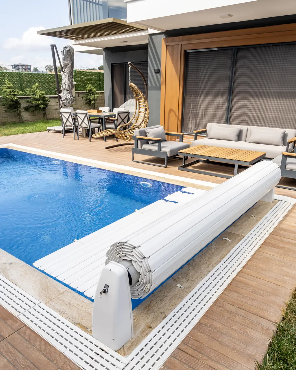 Detail of the slatted cover at the pool edge – No1Pool