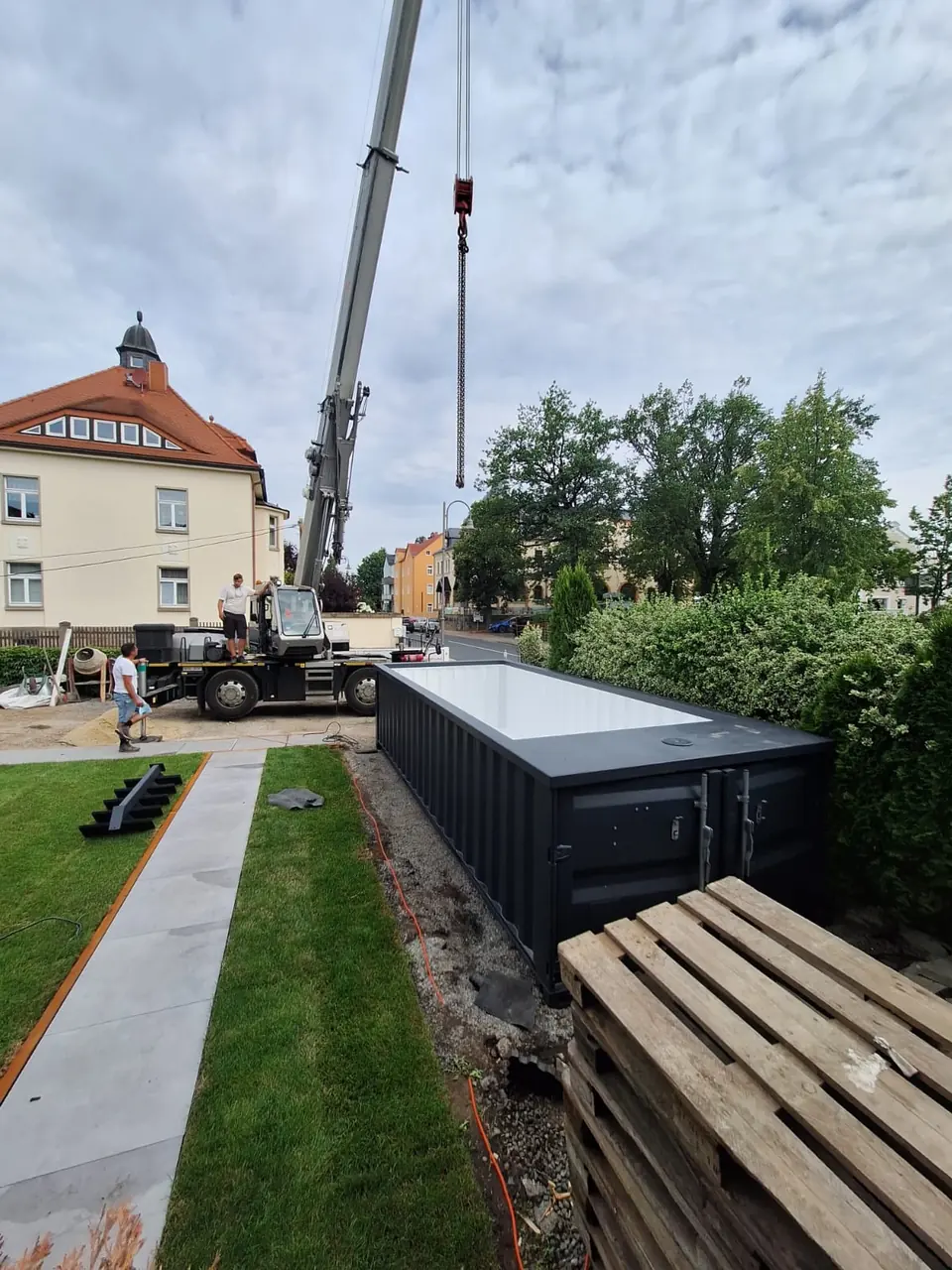 Kran positioniert den Pool am Haus – No1Pool