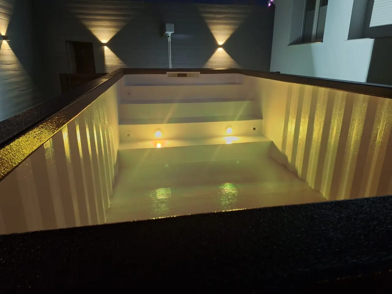 Warm beleuchteter Pool bei Nacht – No1Pool