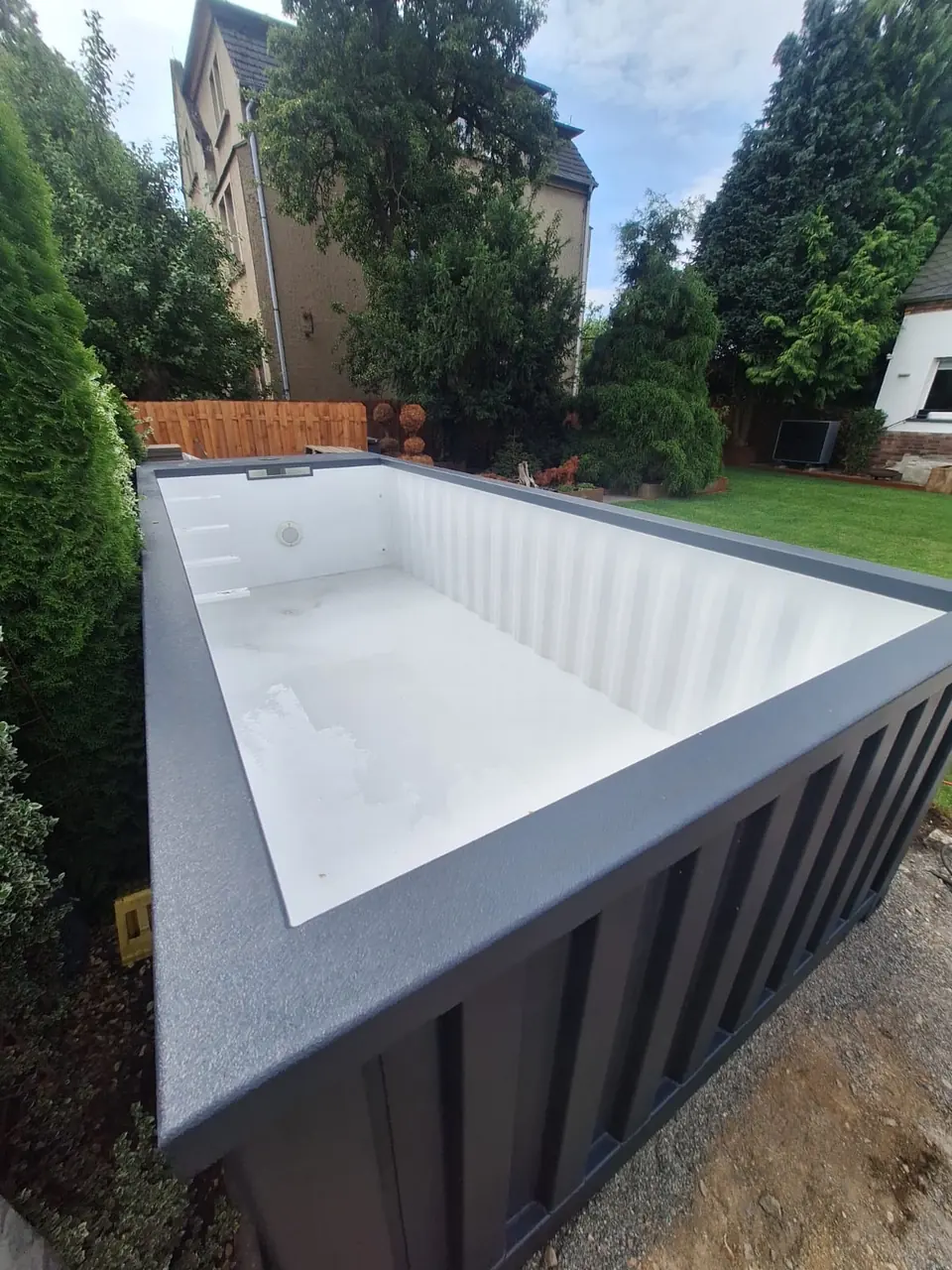 Pool mit hellem Innenraum neben dem Gartenweg – No1Pool