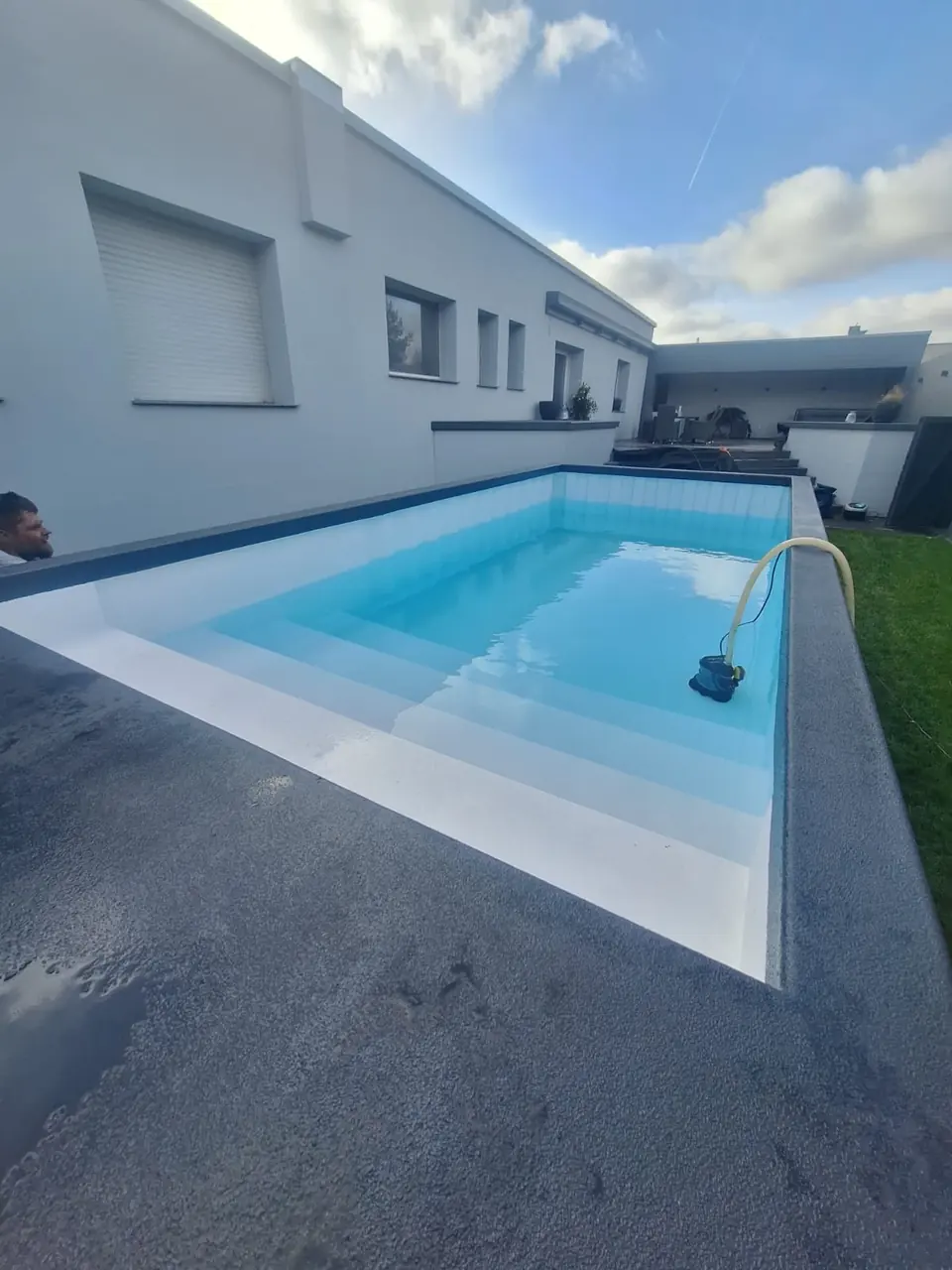 Gefüllter Pool mit angeschlossener Terrasse – No1Pool