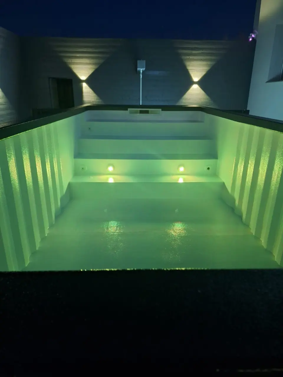 Grün beleuchtetes Becken bei Nacht – No1Pool