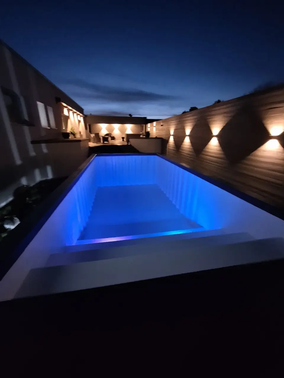 Blau beleuchteter Pool in der Abenddämmerung – No1Pool