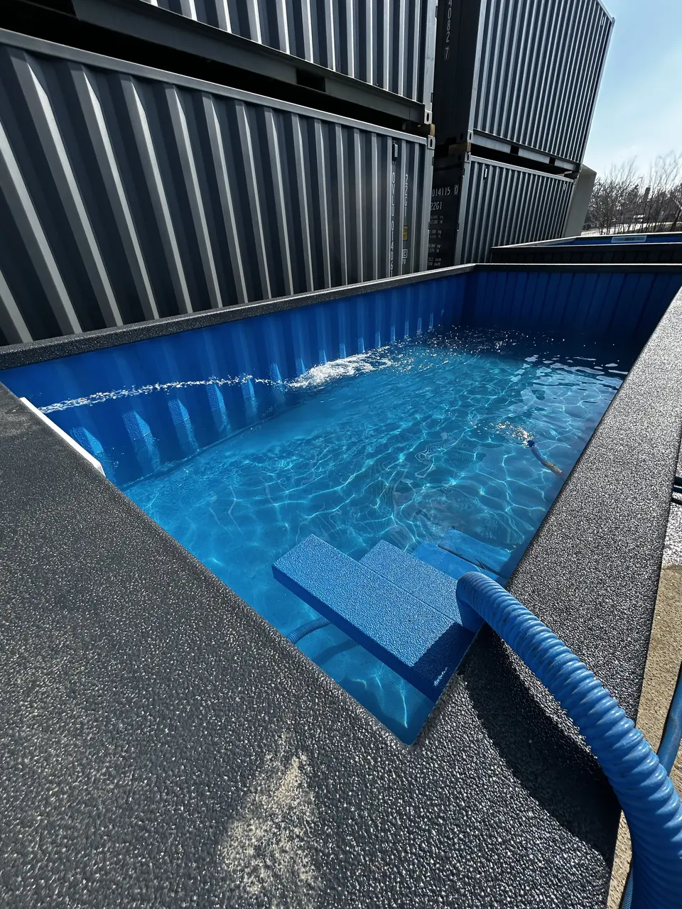 Blaues Becken mit sichtbarer Schlauchleitung – No1Pool
