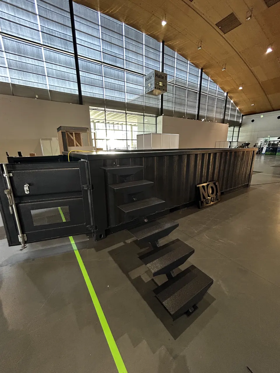 Dunkler Containerpool mit Treppeneinstieg in der Halle – No1Pool