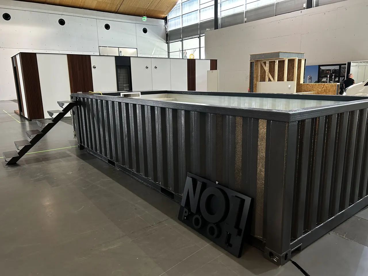 Beckenumrandung und Einstieg in der Fertigung – No1Pool
