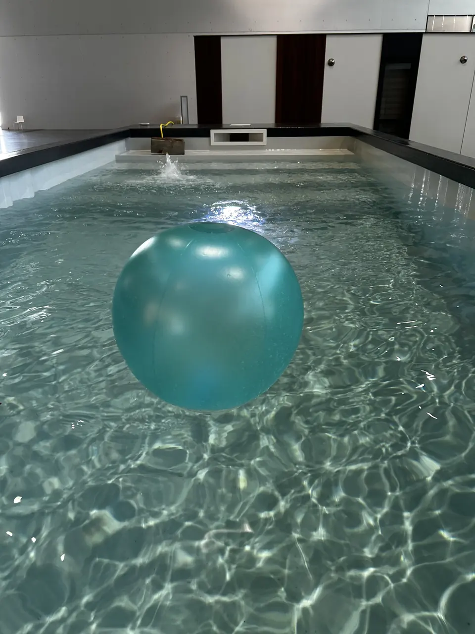 Wasserfläche mit schwimmendem Ball – No1Pool