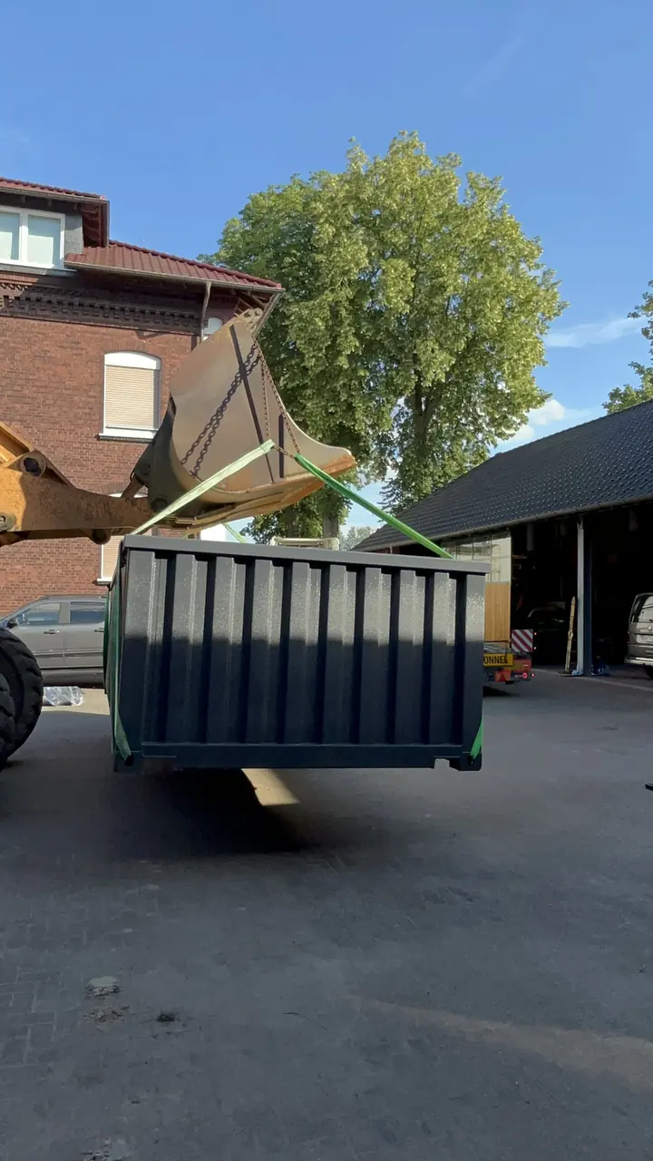 Containerpool am Kran vor dem Haus – No1Pool