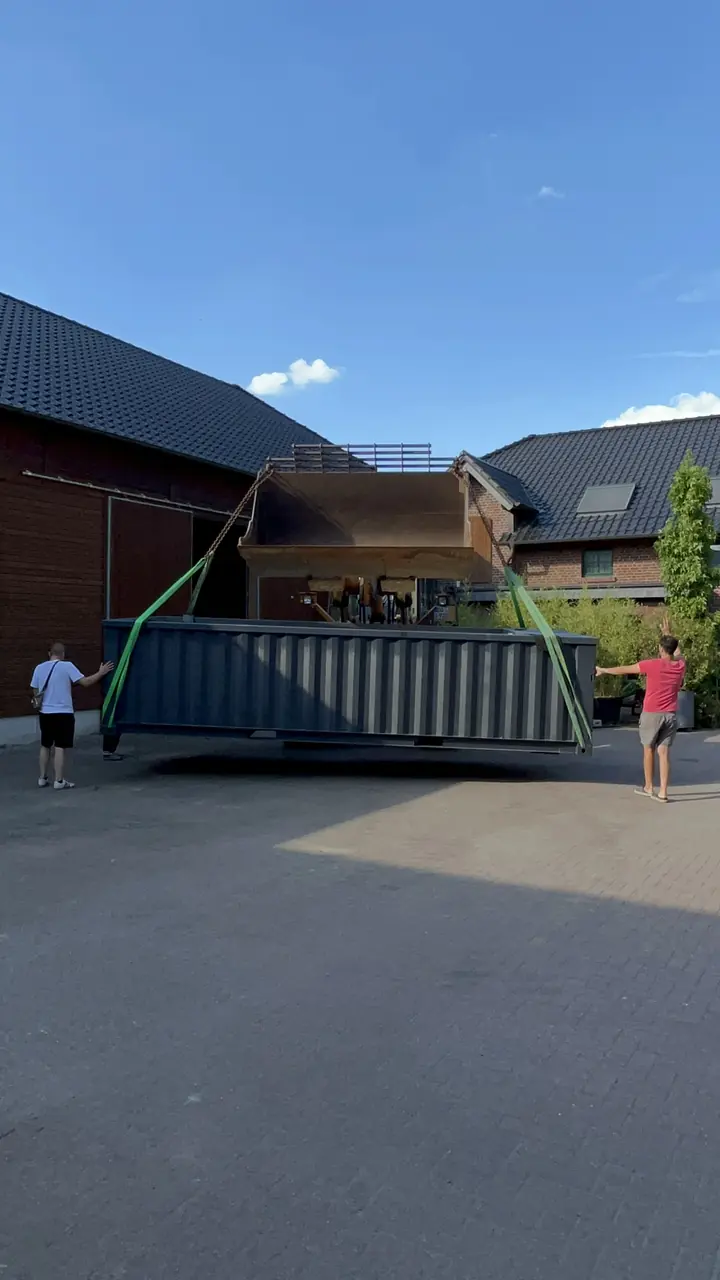 Transport eines dunklen Poolmoduls – No1Pool