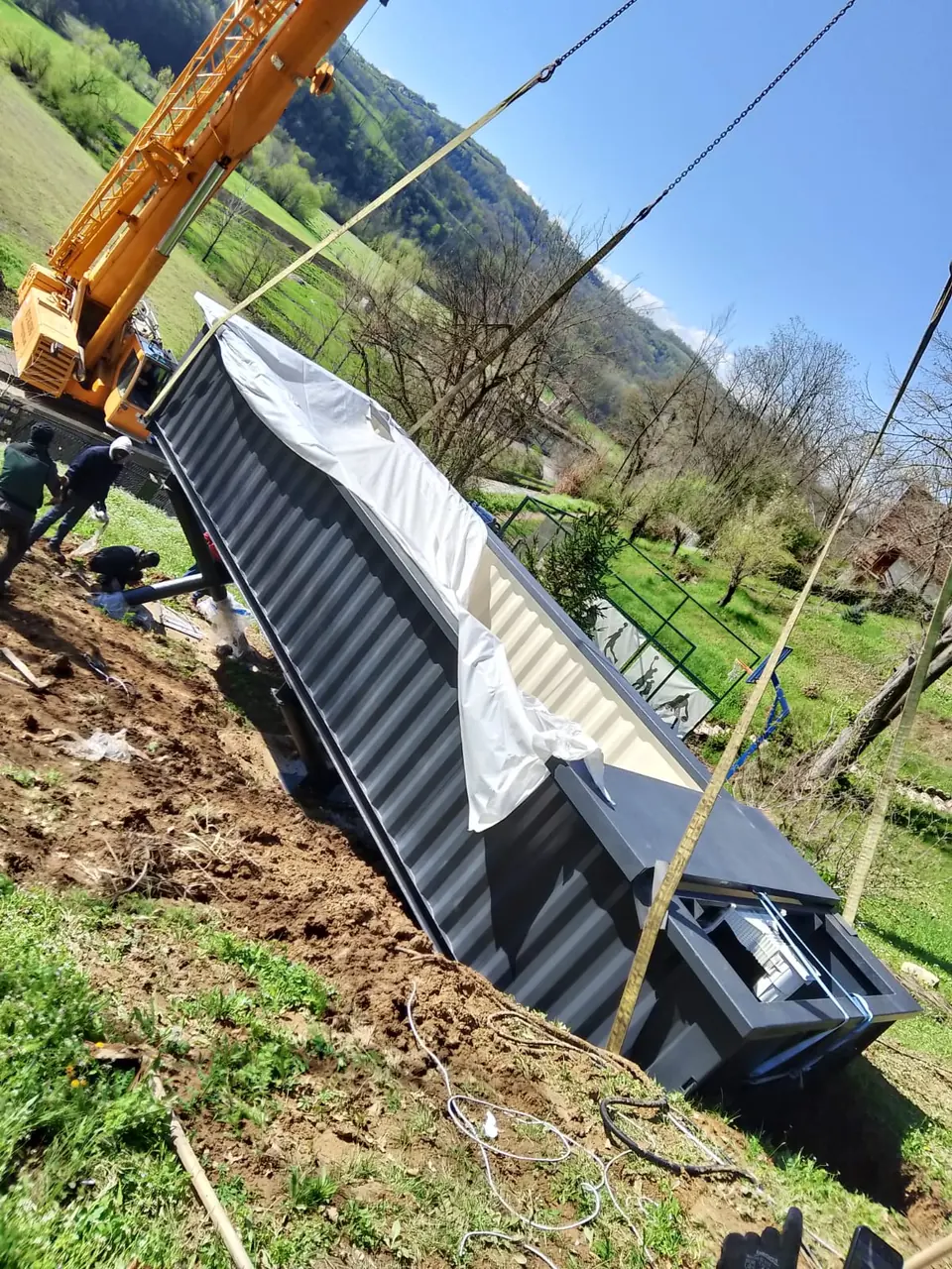 Anlieferung des Containerpools am Hang – No1Pool