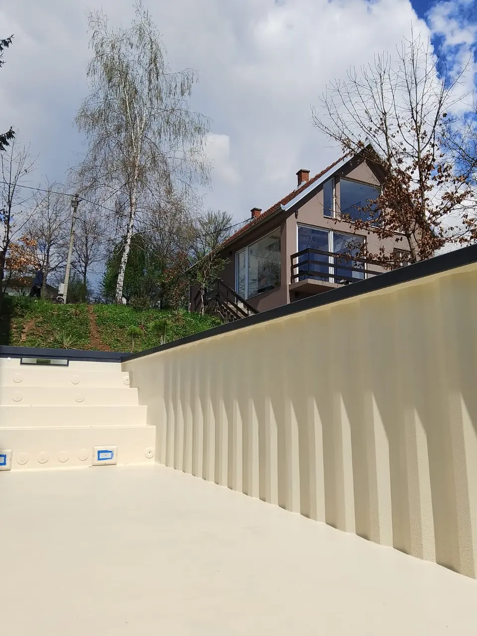 Heller Innenraum eines Poolbeckens – No1Pool