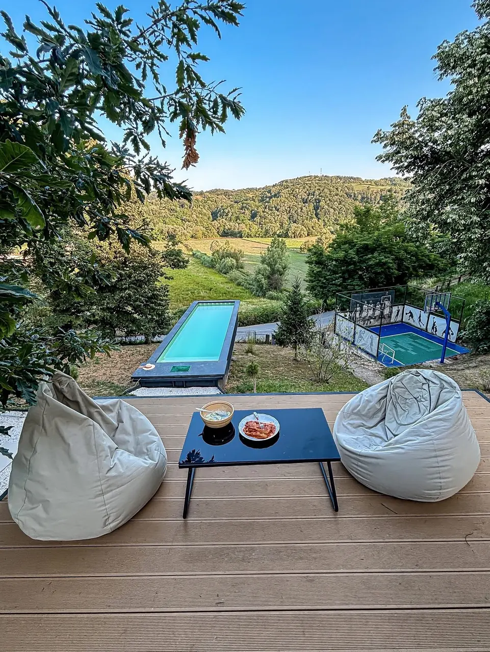Poolanlage mit Lounge und Landschaftsblick – No1Pool