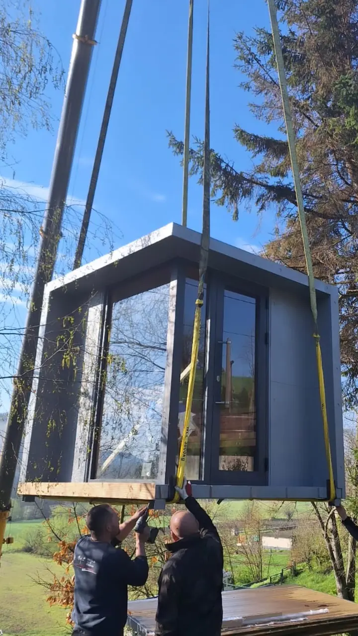 Kran podiže prefabrikovani panoramski modul saune – No1Pool