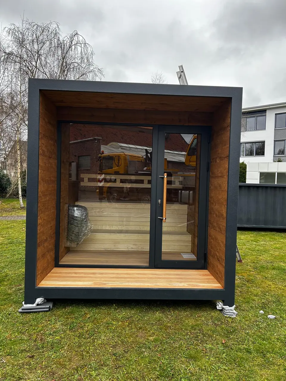 Kontejnerska sauna sa drvenim frontom i tamnom spoljašnjošću – No1Pool