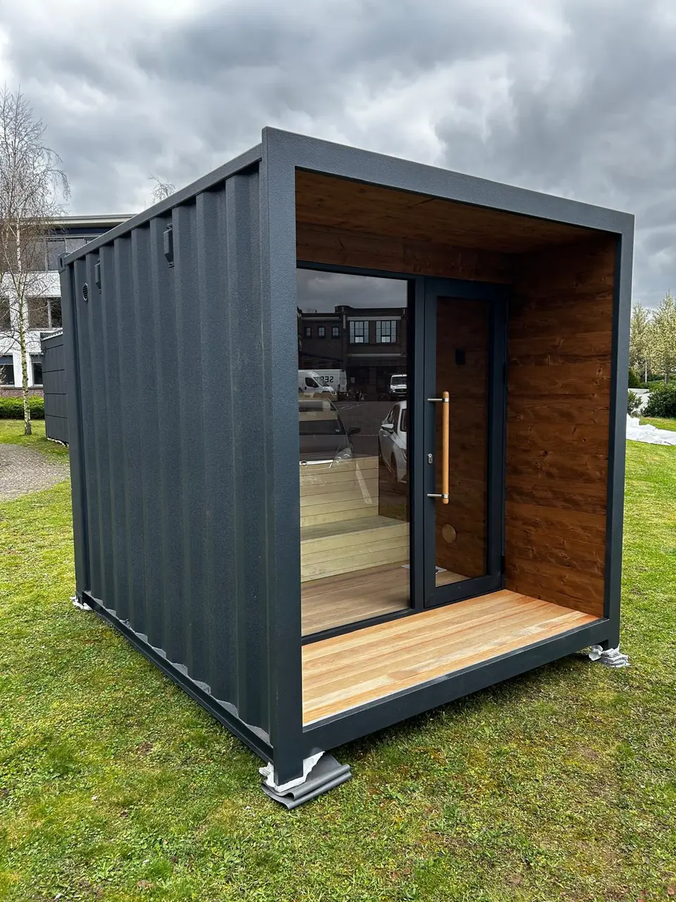 Kontejnerska sauna sa staklenim frontom u dvorištu – No1Pool