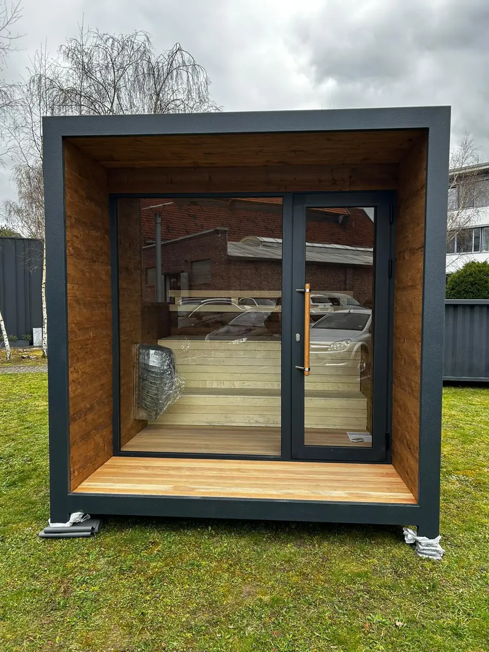 Kontejnerska sauna sa panoramskim staklenim frontom na travnjaku – No1Pool
