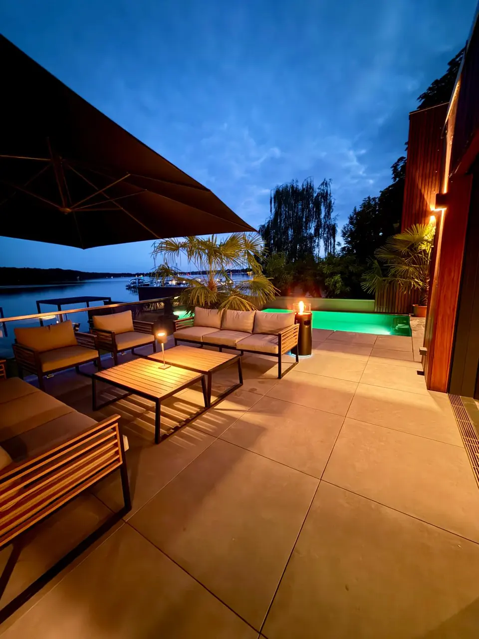 Pool und Sitzbereich bei Abendbeleuchtung – No1Pool