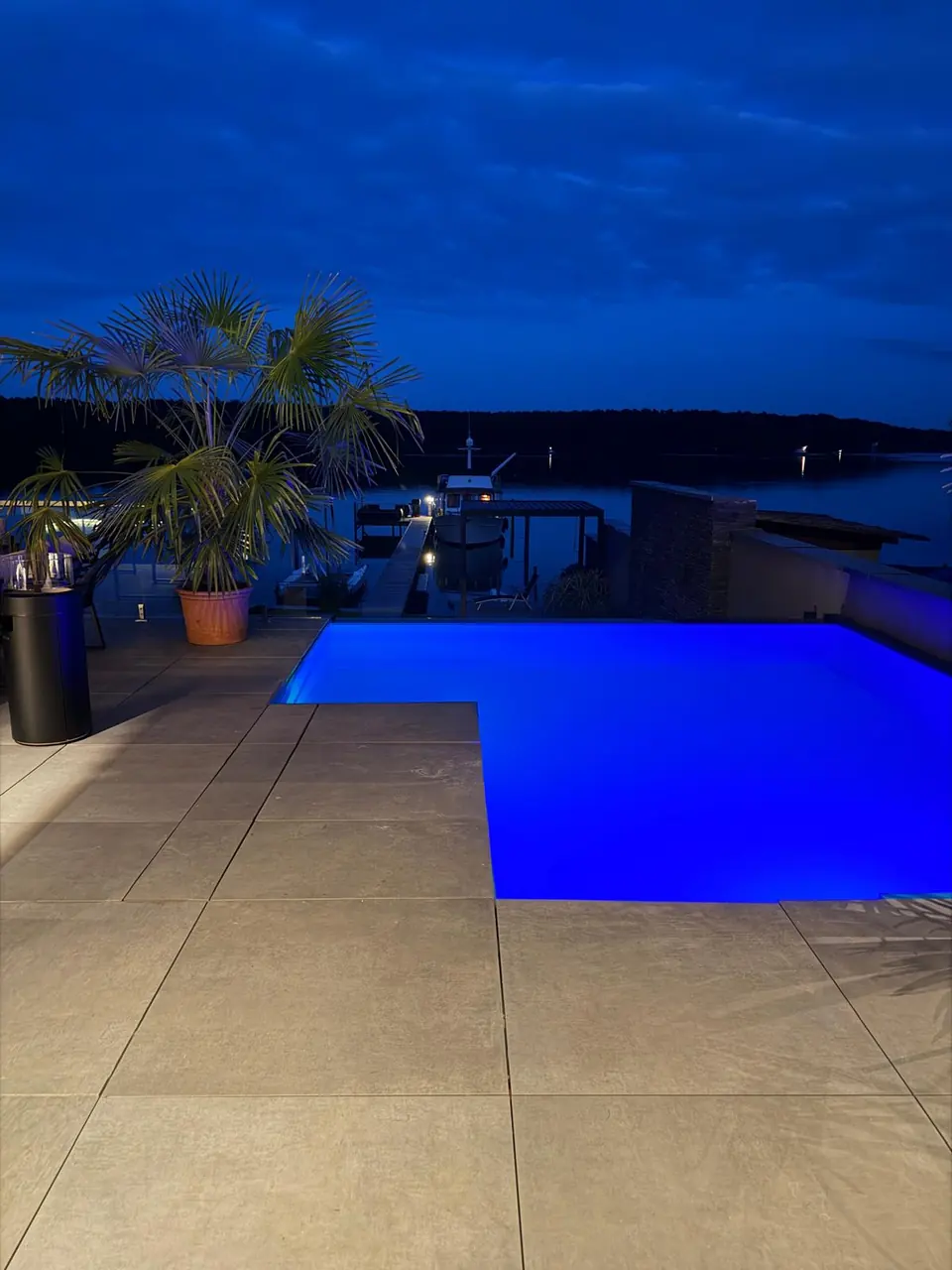 Blau beleuchteter Pool bei Nacht – No1Pool