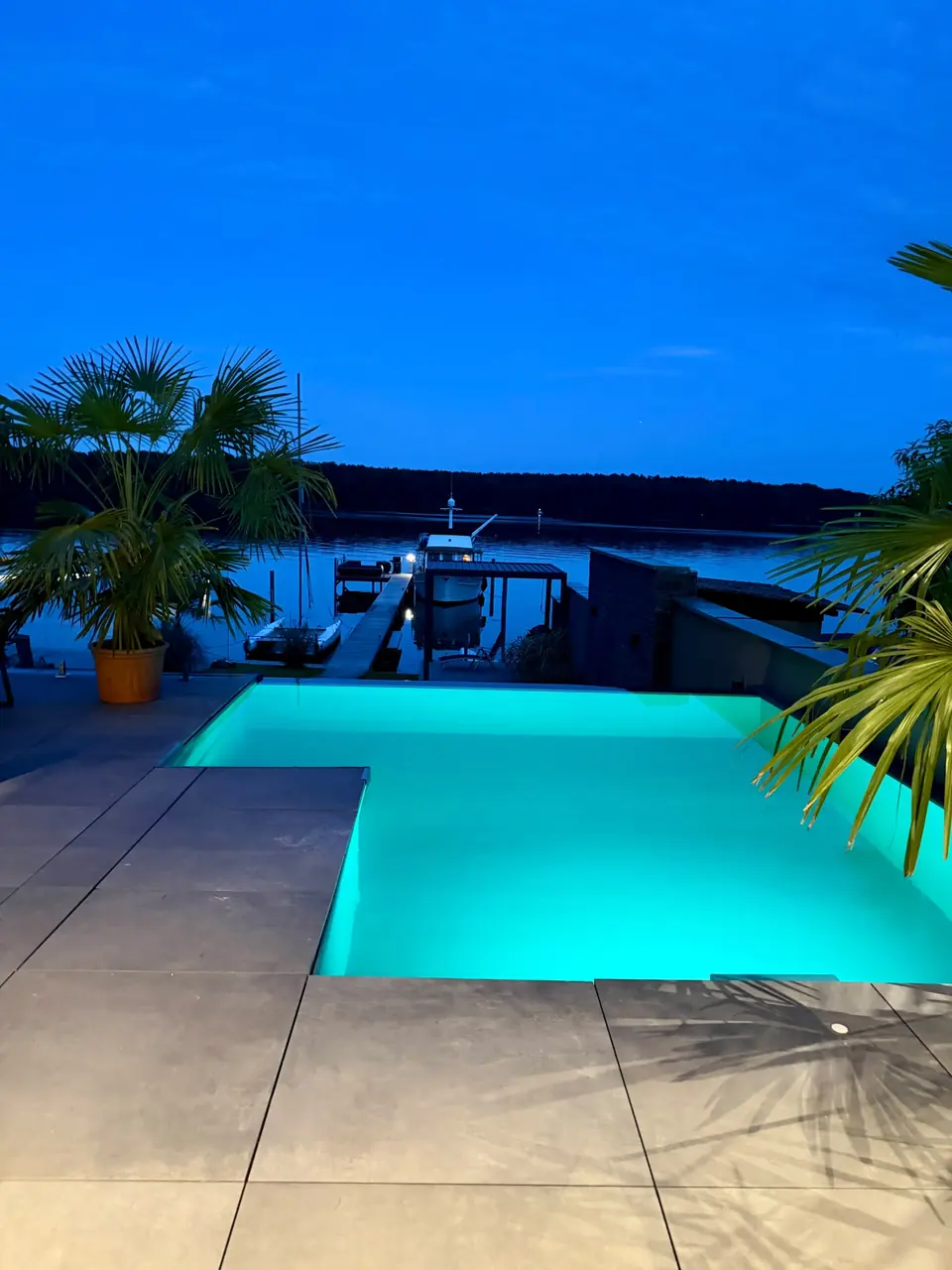 Beleuchteter Pool in der Abenddämmerung – No1Pool